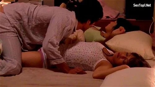 Meniduri Tiga Gadis Cantik Saat Mereka Sedang Tidur